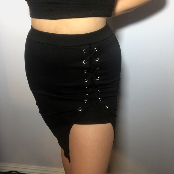 Black skirt with lacing detail - Picture 3 of 4